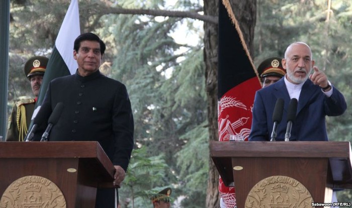 Thủ tướng Pakistan Raja Pervez Ashraf (trái) gặp gỡ Tổng thống Afghanistan Hamid Karzai hồi tháng 7/2012